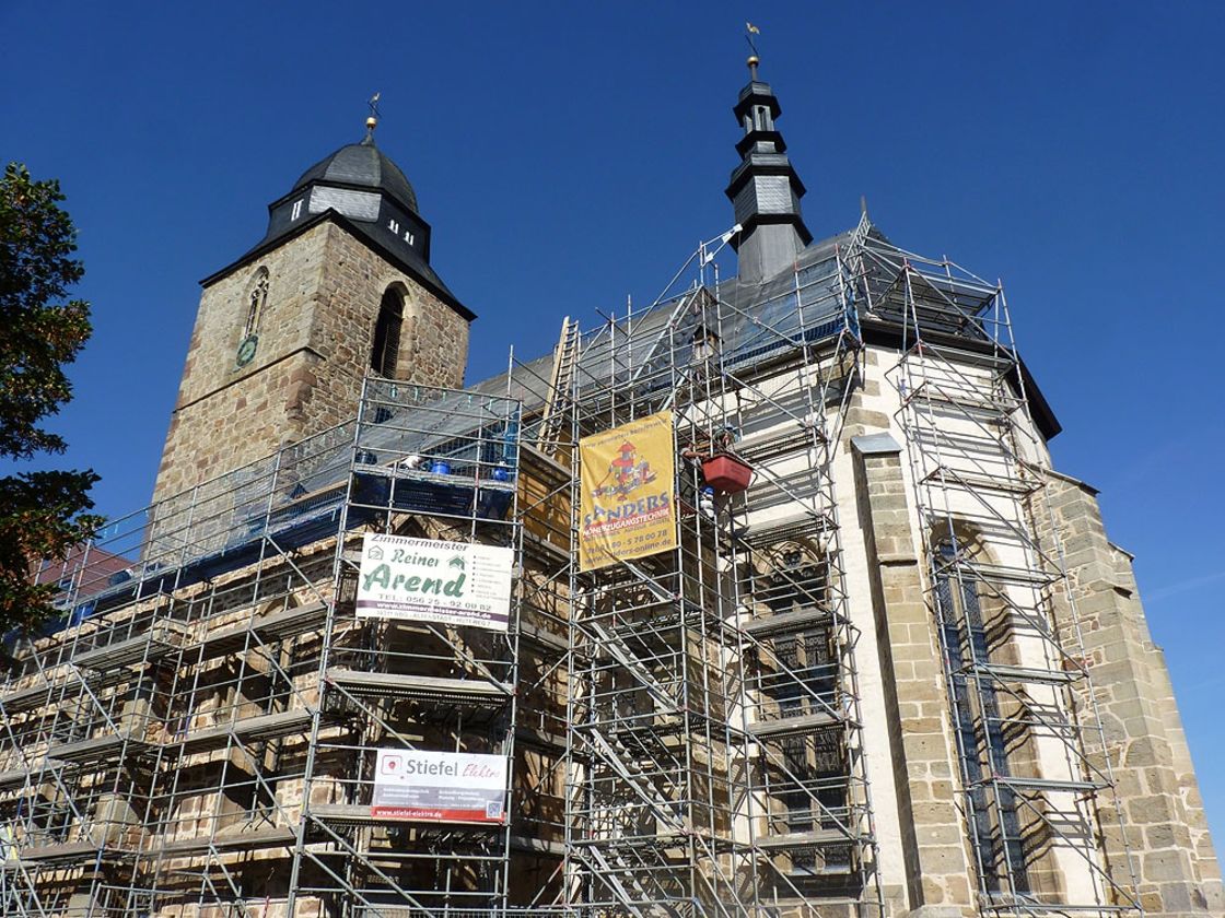 Dacharbeiten an St. Crescentius (Foto: Karl-Franz Thiede)